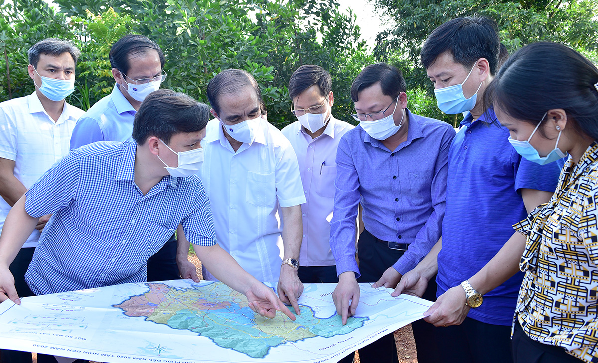 Đồng chí Bí thư Tỉnh ủy Chẩu Văn Lâm kiểm tra một số dự án giao thông