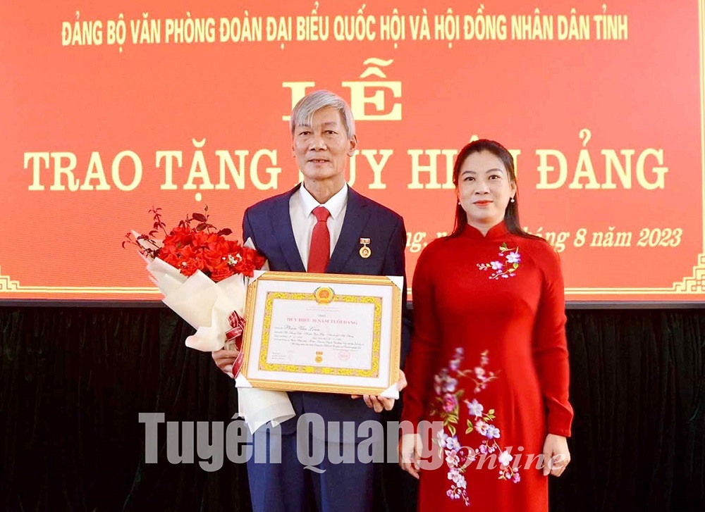 Đồng chí Lê Thị Kim Dung dự và trao Huy hiệu Đảng tại Đảng bộ Văn phòng Đoàn ĐBQH và HĐND tỉnh