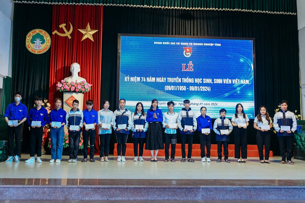 Đoàn Khối các cơ quan và doanh nghiệp tỉnh tổ chức Lễ kỷ niệm 74 năm ngày truyền thống học sinh, sinh viên và Hội sinh viên Việt Nam (09/01/1950 - 09/01/2024)