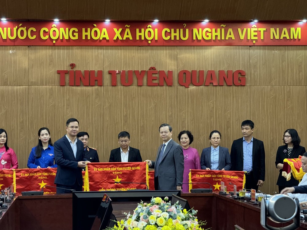 VNPT Tuyên Quang được Chủ tịch ủy ban nhân dân tỉnh tặng cờ thi đua vì đã có thành tích xuất sắc trong hoạt động doanh nghiệp năm 2023