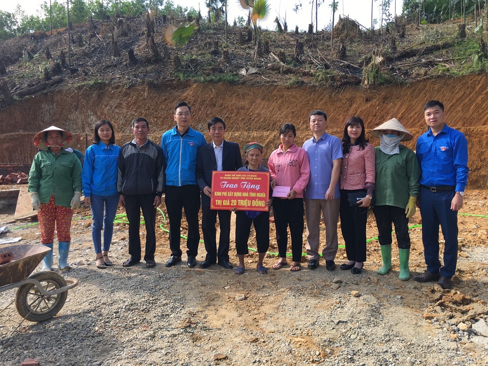 Đoàn thể Khối các cơ quan và doanh nghiệp tỉnh trao tặng kinh phí xây dựng nhà tình nghĩa cho Mẹ Liệt sỹ Hà Kim Quán tại thôn An Thái, xã Tân An, huyện Chiêm Hóa
