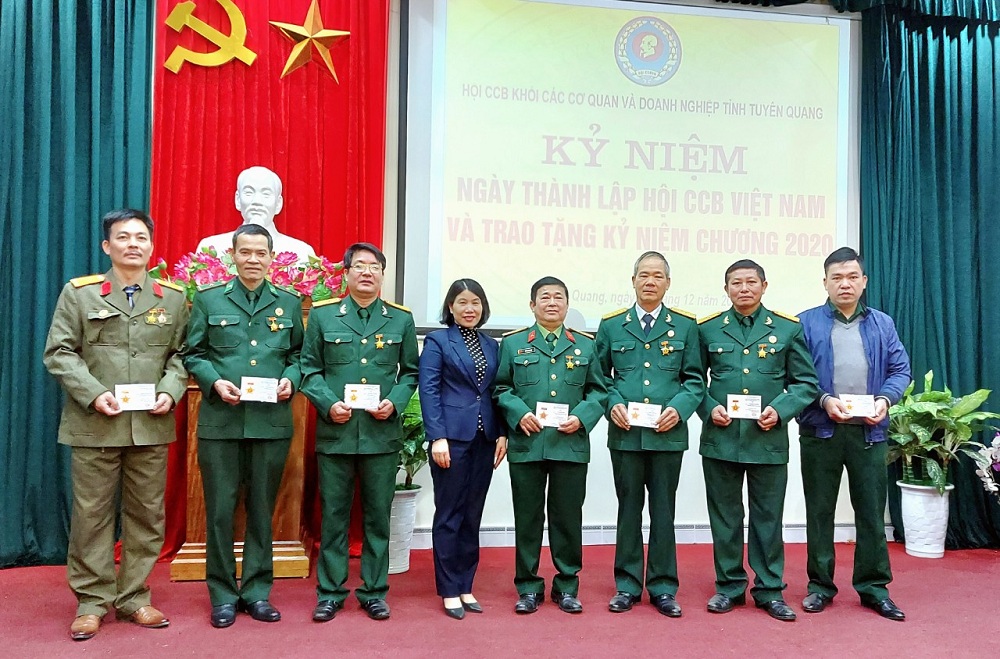 Gặp mặt kỷ niệm 31 năm Ngày thành lập Hội Cựu chiến binh Việt Nam (06/12/1989 - 06/12/2020) và trao tặng Kỷ niệm chương Cựu chiến binh Việt Nam