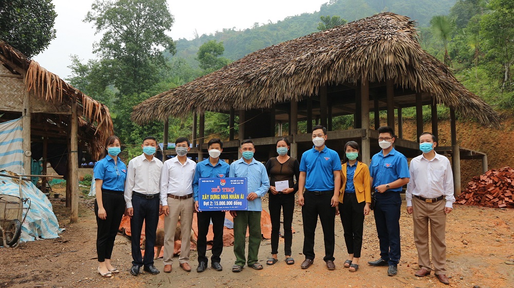 Đoàn Khối các cơ quan và doanh nghiệp tỉnh trao tặng kinh phí hỗ trợ xây dựng 6 “Nhà Nhân ái” tại xã Phú Thịnh, huyện Yên Sơn, tỉnh Tuyên Quang