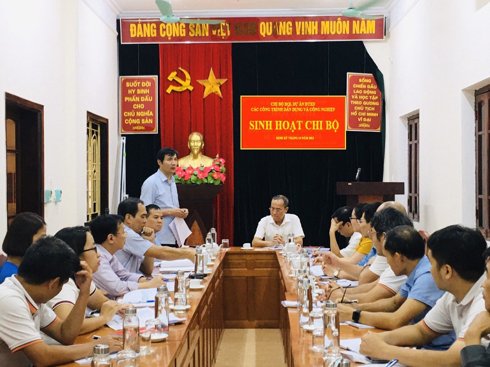 Đồng chí Trần Việt Hùng, Phó Bí thư Thường trực Đảng ủy Khối dự sinh hoạt chi bộ tại Chi bộ Ban Quản lý dự án đầu tư xây dựng các công trình Dân dụng và Công nghiệp