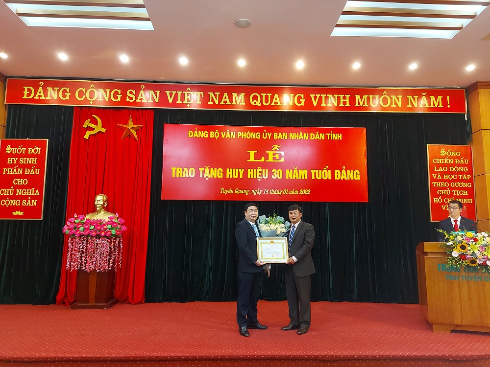 Đảng ủy Khối các cơ quan và doanh nghiệp tỉnh trao Huy hiệu Đảng tại Chi bộ Trung tâm Hội nghị thuộc Đảng ủy Văn phòng Ủy ban nhân dân tỉnh