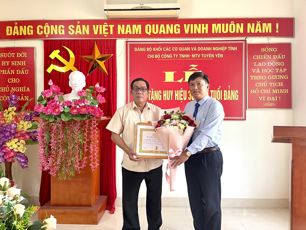 Trao tặng Huy hiệu Đảng tại Chi bộ Công ty TNHH MTV Tuyên Yên