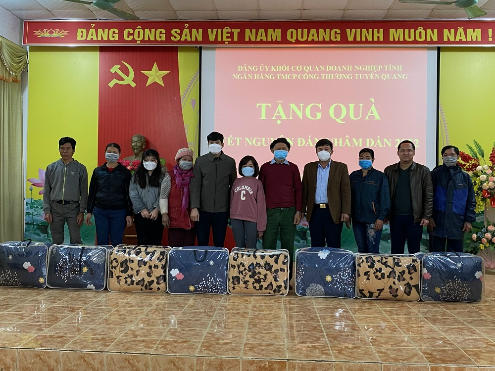 Đảng ủy Khối các cơ quan và doanh nghiệp tỉnh tặng quà cho hộ nghèo xã Tân An, huyện Chiêm Hoá