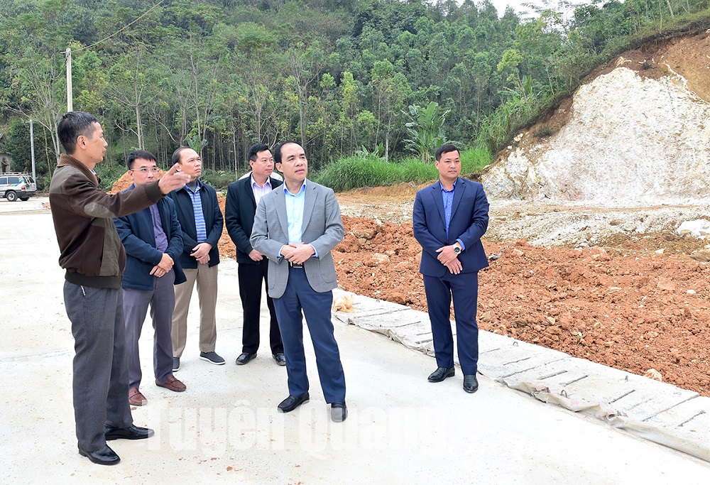 Đồng chí Bí thư Tỉnh ủy Chẩu Văn Lâm kiểm tra các khu tái định cư phục vụ xây dựng đường cao tốc Tuyên Quang – Phú Thọ
