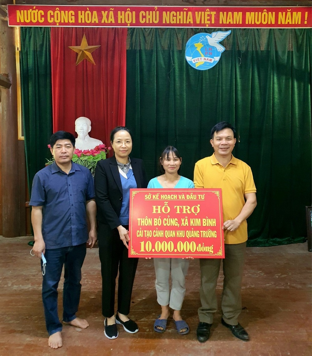 Đảng bộ Sở Kế hoạch và Đầu tư tổ chức tặng quà và tham gia các hoạt động tại xã Kim Bình, huyện Chiêm Hóa