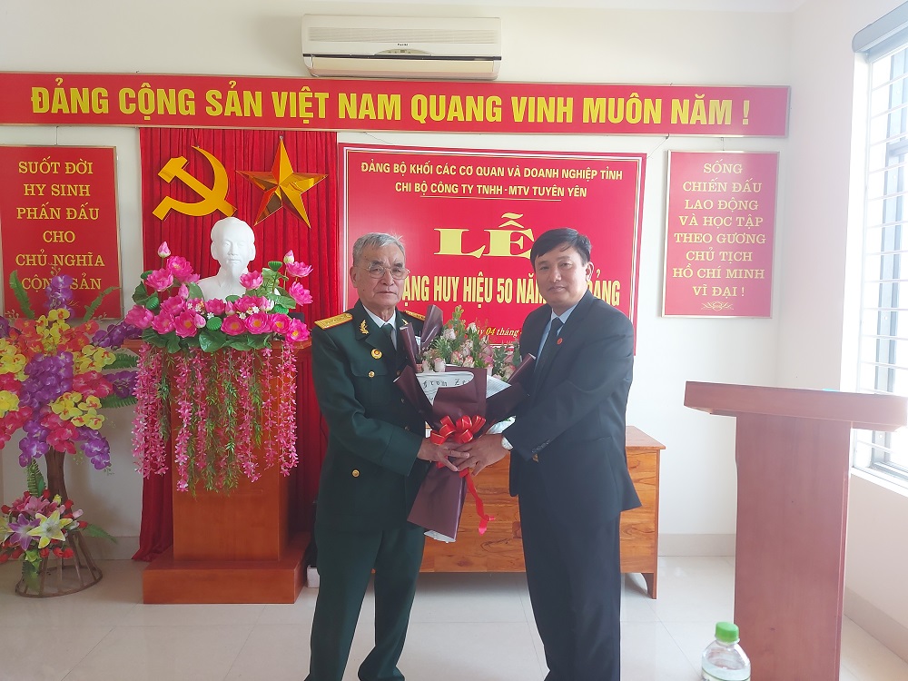 Đảng ủy Khối các cơ quan và doanh nghiệp tỉnh trao Huy hiệu Đảng tại Chi bộ Công ty TNHH MTV Tuyên Yên