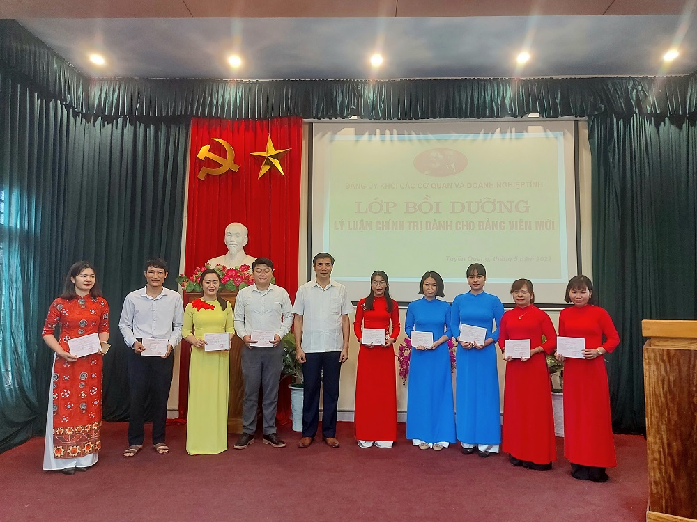 Đảng ủy Khối các cơ quan và doanh nghiệp tỉnh tổ chức mở Lớp bồi dưỡng lý luận chính trị cho đảng viên mới
