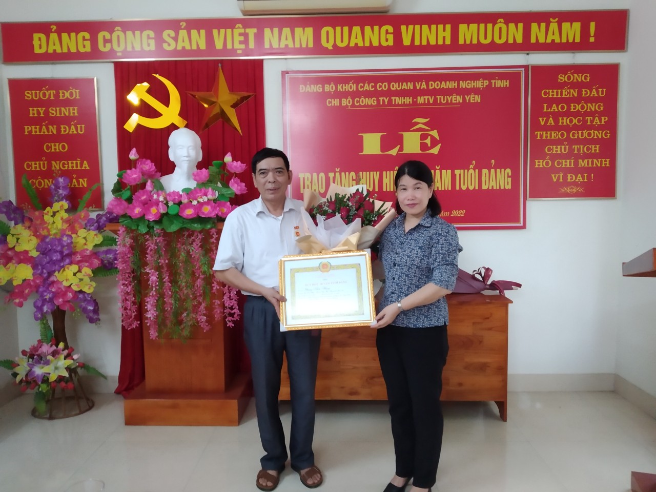 Đồng chí Nguyễn Thị Bích Ngọc, Phó Bí thư Đảng ủy Khối các cơ quan và doanh nghiệp tỉnh trao tặng Huy hiệu Đảng tại Chi bộ Công ty trách nhiệm hữu hạn MTV Tuyên Yên