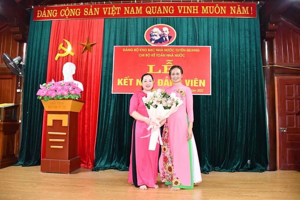 Chi bộ Kế toán Nhà nước thuộc Đảng bộ Kho bạc Nhà nước Tuyên Quang tổ chức Lễ kết nạp đảng viên