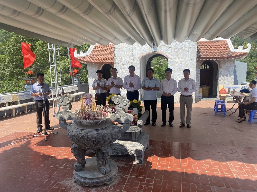 Đảng ủy Khối dâng hương tại nghĩa trang liệt sỹ Vị Xuyên và Đền thờ các Anh hùng liệt sỹ mặt trận Vị Xuyên (Đài 468) tỉnh Hà Giang