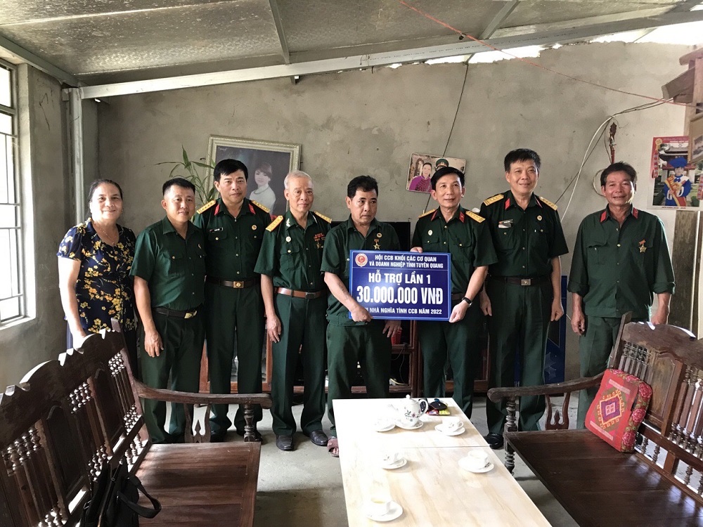 Hội Cựu chiến binh Khối các cơ quan và doanh nghiệp tỉnh phối hợp với Hội Cựu chiến binh huyện Chiêm Hóa trao hỗ trợ tiền xây nhà 