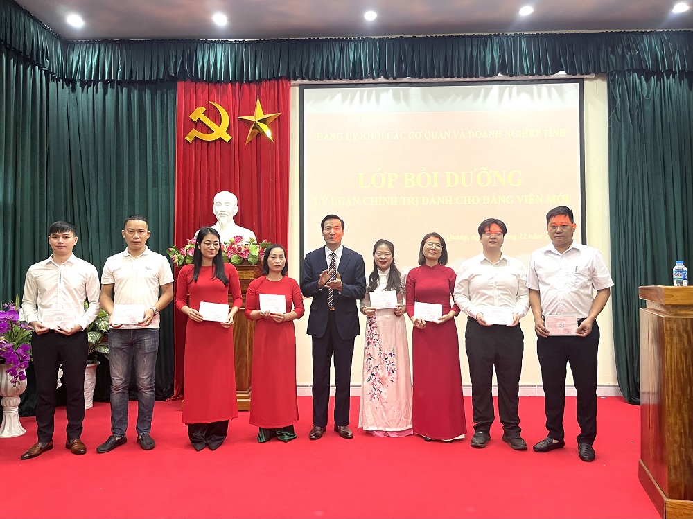Đảng ủy Khối các cơ quan và doanh nghiệp tỉnh tổ chức bế giảng lớp bồi dưỡng lý luận chính trị dành cho đảng viên mới