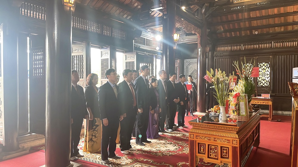 Đảng ủy Khối các cơ quan và doanh nghiệp tỉnh dâng hương tại Đền thờ Chủ tịch Hồ Chí Minh