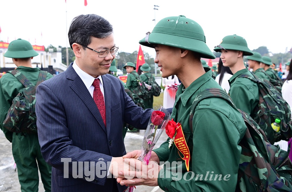 Chủ tịch UBND tỉnh Nguyễn Văn Sơn dự Lễ giao nhận quân tại huyện Yên Sơn