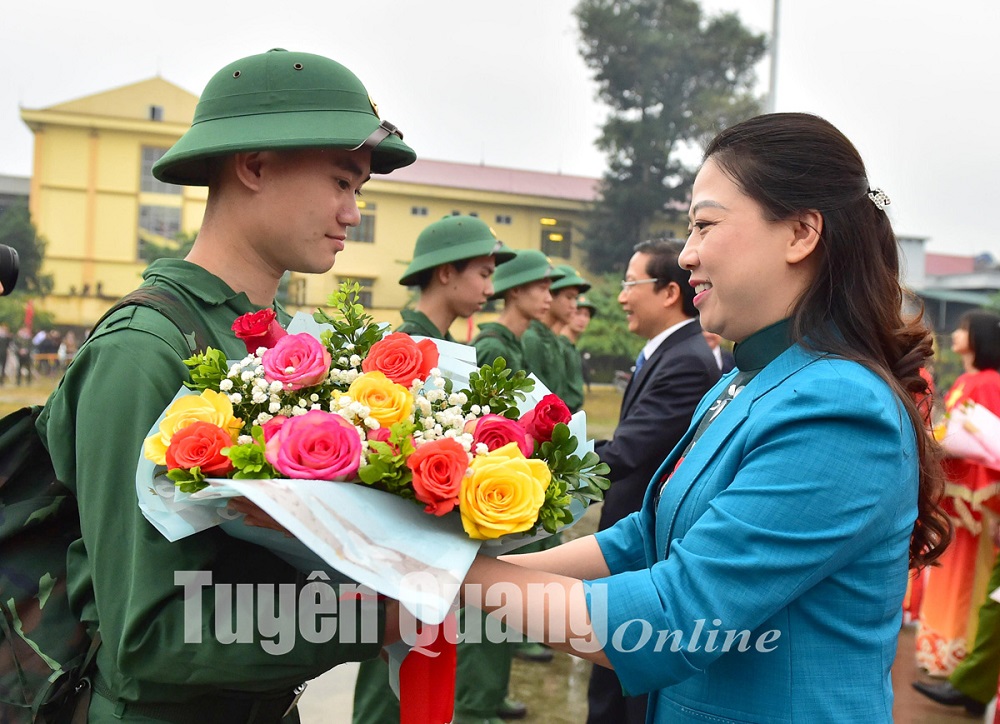 Đồng chí Phó Bí thư Thường trực Tỉnh uỷ, Chủ tịch HĐND tỉnh Lê Thị Kim Dung dự lễ giao nhận quân năm 2023 huyện Hàm Yên