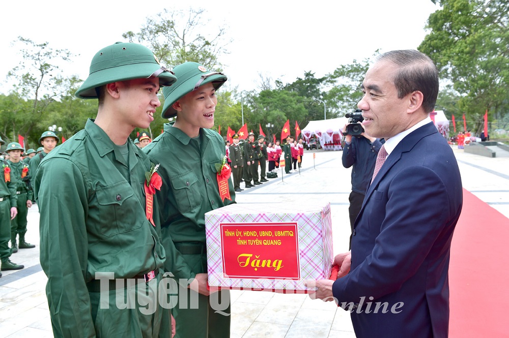 Lãnh đạo Tổng Cục chính trị, lãnh đạo tỉnh dự Lễ giao quân tại Sơn Dương