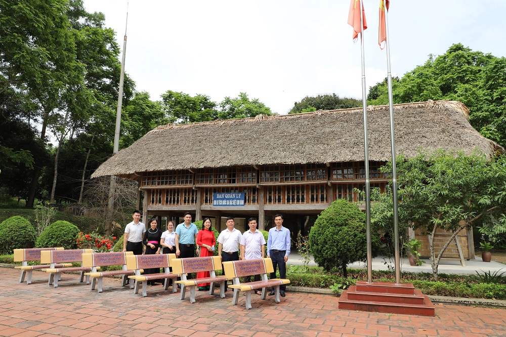 Đảng bộ Sở Tư pháp tổ chức trao tặng 10 ghế đá tại Khu di tích lịch sử Quốc gia đặc biệt Kim Bình