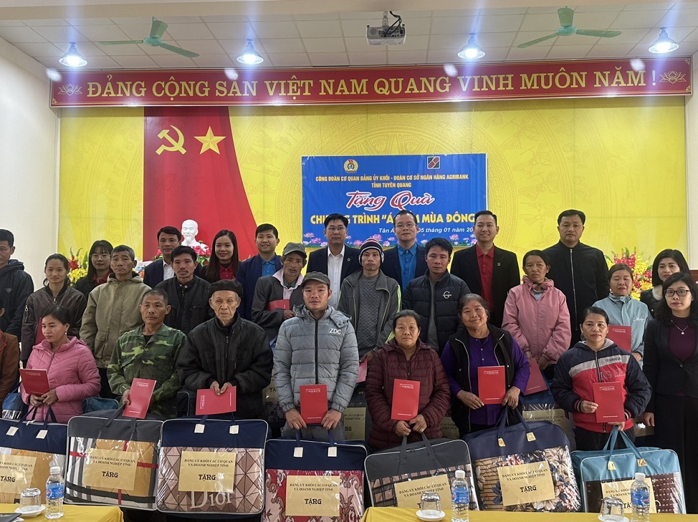 Công đoàn cơ sở cơ quan Đảng ủy Khối các cơ quan và doanh nghiệp tỉnh tặng quà cho hộ nghèo xã Tân An, huyện Chiêm Hoá