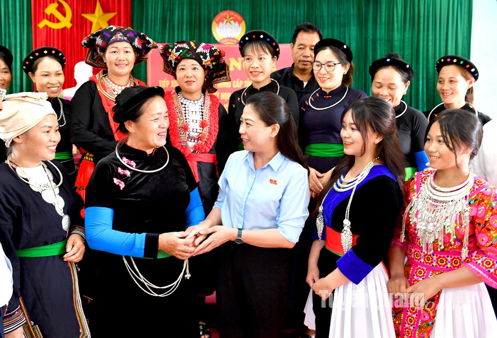 Đồng chí Phó Bí thư Thường trực Tỉnh ủy Lê Thị Kim Dung tiếp xúc cử tri xã Minh Hương