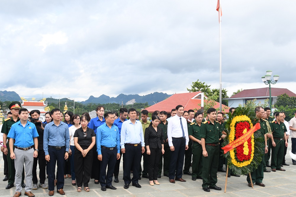 Đảng ủy, Hội Cựu chiến binh Khối các cơ quan và doanh nghiệp tỉnh tổ chức Lễ dâng hương tại nghĩa trang Liệt sỹ tỉnh