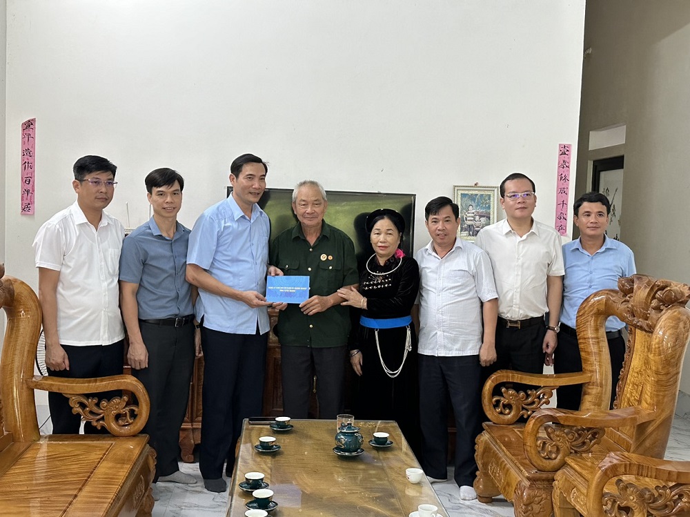 Đảng ủy Khối các cơ quan và doanh nghiệp tỉnh tặng quà cho thương binh, bệnh binh, gia đình liệt sỹ xã Tân An, huyện Chiêm Hoá